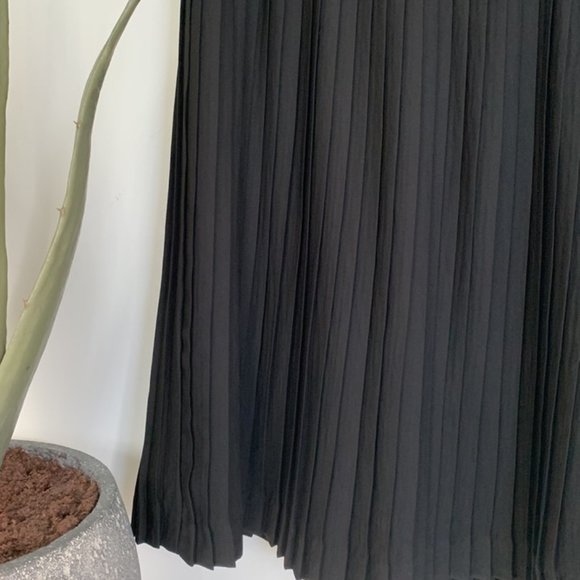 Banana Republic Mini Pleated Skirt Large NWT - Picture 6 of 10